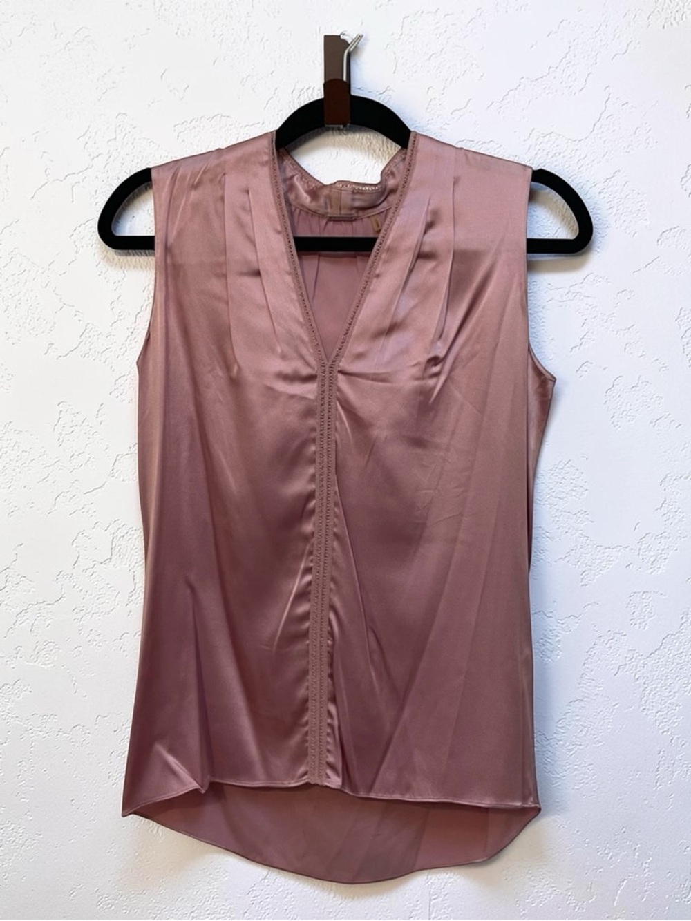 Elie Tahari Dusty Rose Satin Sleeveless Blouse –V‑Neck– XS – Polished Minimalist